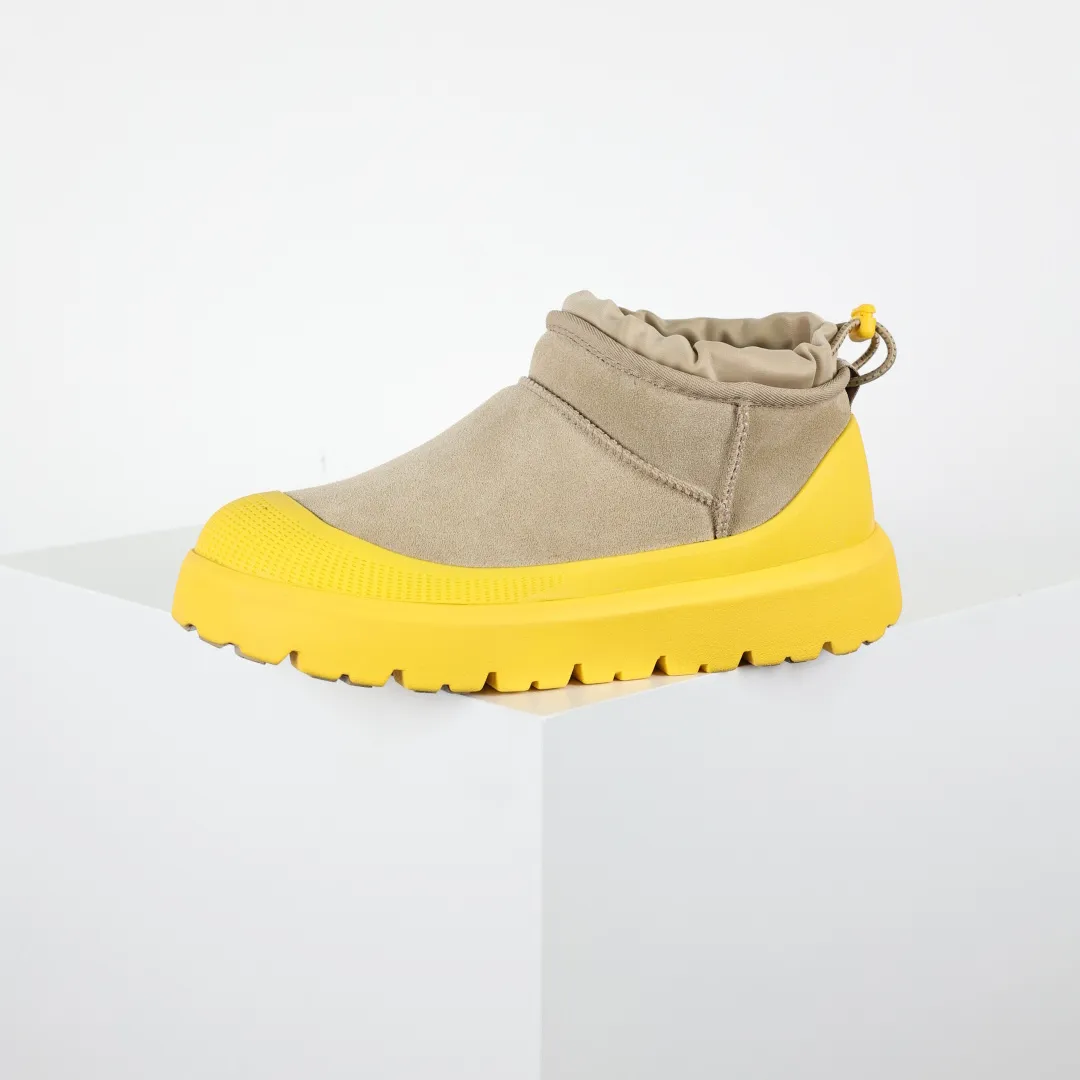 Copy price 💰700 Core recommendation Good price It is a very suitable choice for home furnishings. In recent years, uug has launched a series of styles, which are partial to the preferences of young consumers and have also moved to the forefront of fashion trends. Shoe body material: water-repellent coated suede upper, 17mm UGGPURE™ implantable wool insole, lightweight non-slip and comfortable rubber outsole, with brand LOGO and trademark. Comes with a full set of packaging. Size: 35 36 37 38 3940 41 42 43 44 45